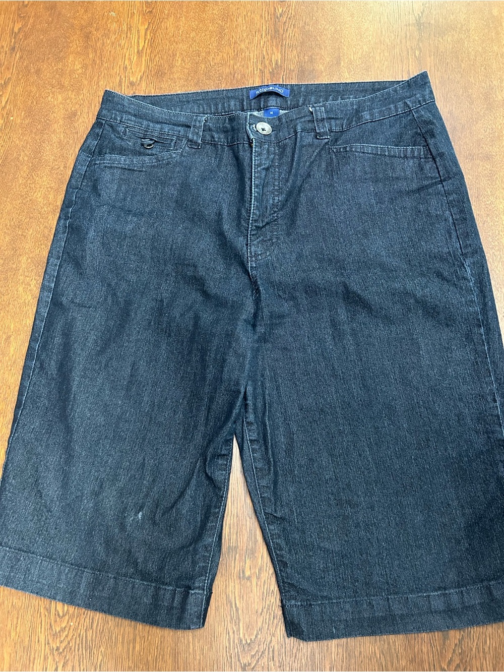 Bandolino Womens Dress DkBlue Denim Shorts, 14s. 5 pocket, zip fly. Below knee.